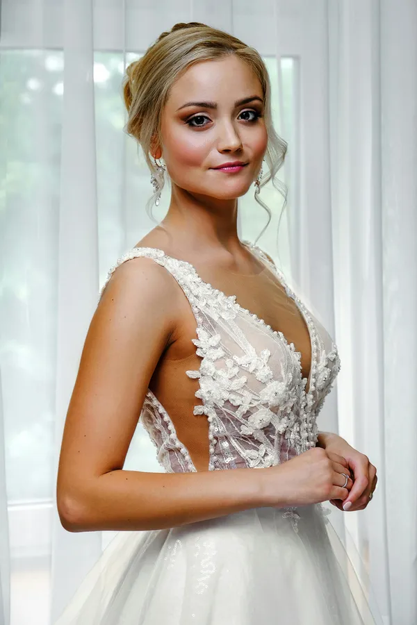 img of Everything You Need to Know About Wearing a Pearl Veil